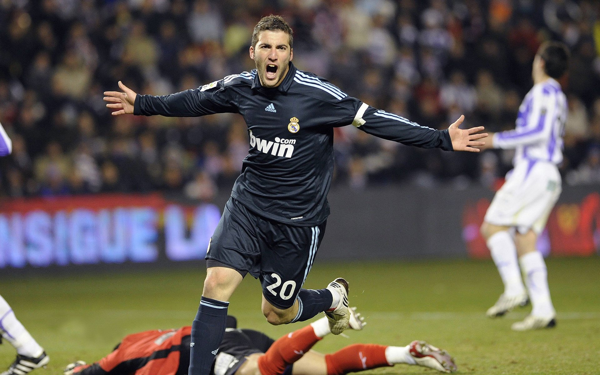 热门球队纷纷公布新赛季目标，豪门誓夺各项冠军，豪门球员